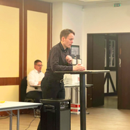 P. James Coobs bringt einen Antrag auf der KDV der SPD Hamburg-Harburg ein.