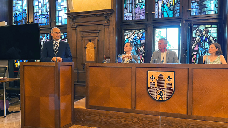 Bezirksamtsleiter Christian Carstensen (SPD) spricht in der Bezirksversammlung Hamburg-Harburg.